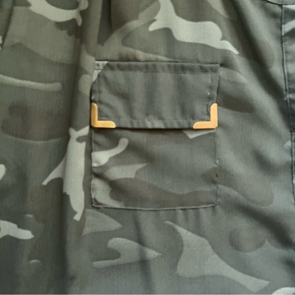 LIVE 4 TRUTH Womens Army Camo Olive Green Blouse with Roll Up Sleeves Size XL - Picture 3 of 7